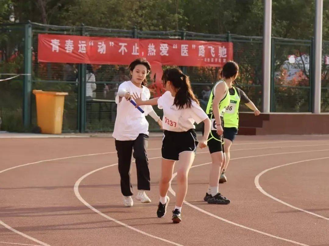 开云体育中国-运动员们在赛场上争分夺秒，为胜利拼搏