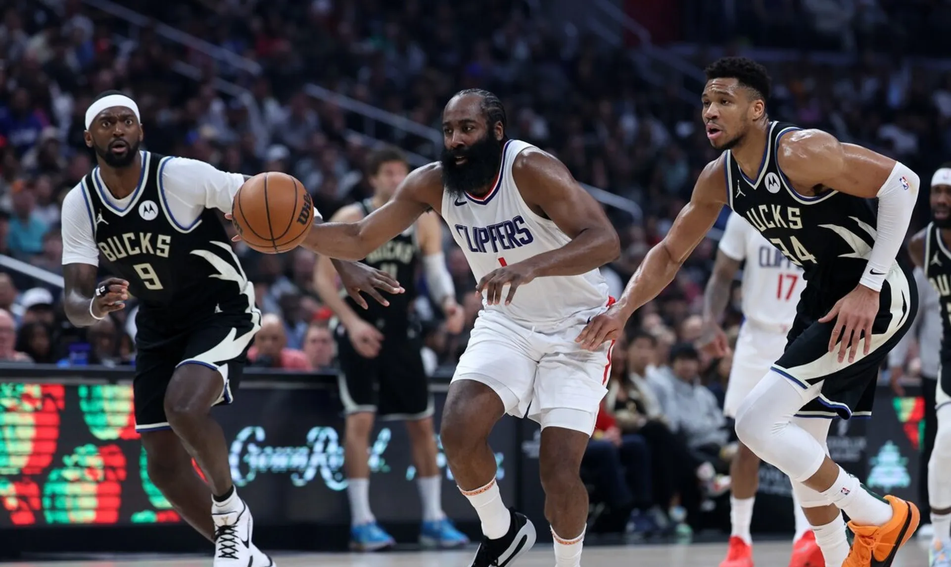 开云官网-快船主场擒雄鹿，卫冕冠