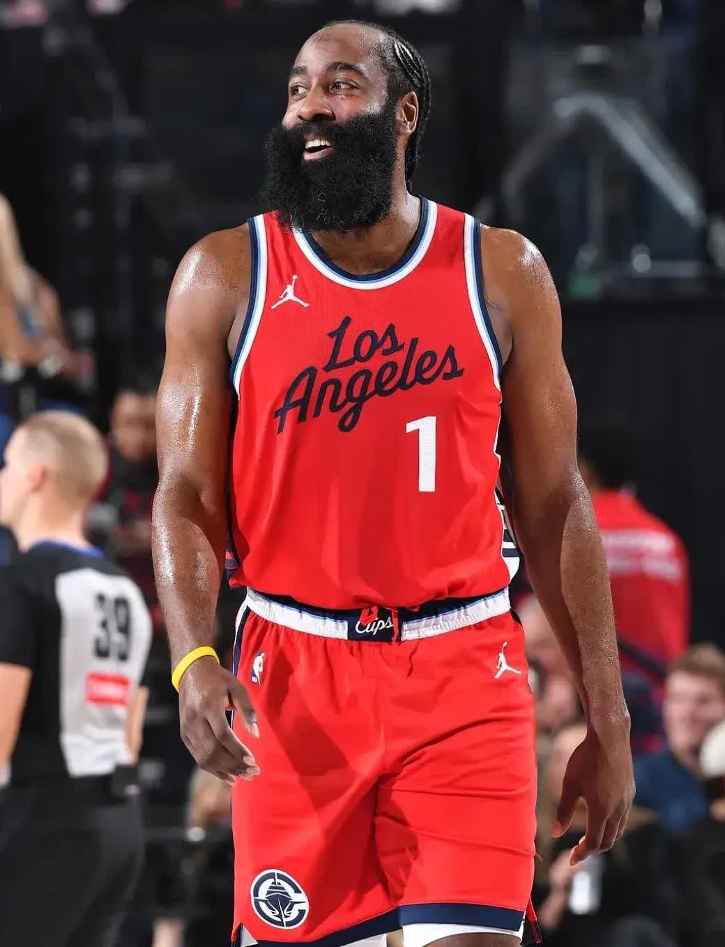 开云官网-快船主场擒雄鹿，卫冕冠